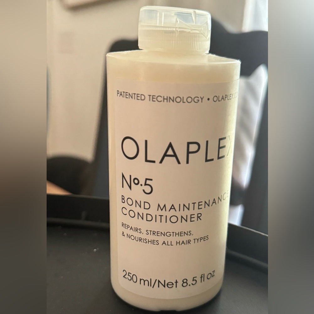 OLAPLEX  NO. 5 
Bond Maintenance Conditioner